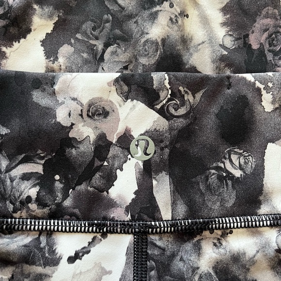 Lululemon Women’s Spandex Shorts Sz 6 - Picture 3 of 4